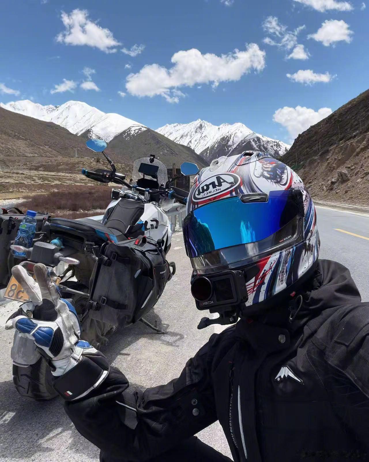 何与318vlog赶上了西藏文旅这波热度西藏文旅何与来参赛了何与单人摩托走完成都