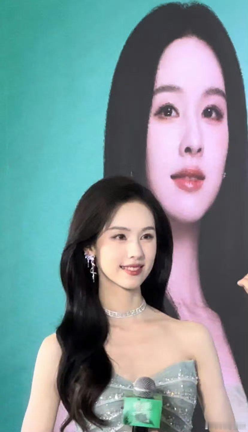 陈都灵一袭绿裙执伞而来，清冷与温柔交织，仙气四溢！她再次印证与绿色的满分适配度