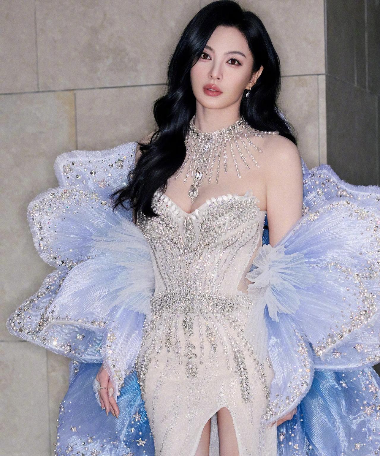 张雨绮这身材绝了！穿镶钻高定礼服，曲线火辣，黑长发配华丽颈饰，一抬手一扭腰，气场