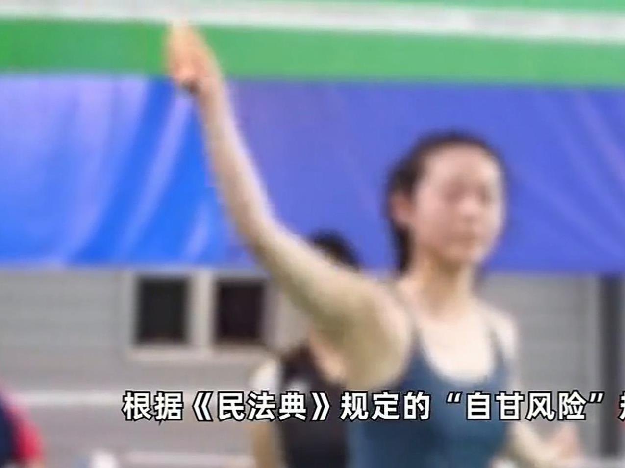 上海，一高三学生在上体育课时，与同学一起打羽毛球，俩人玩的正来劲，不想，同学一个