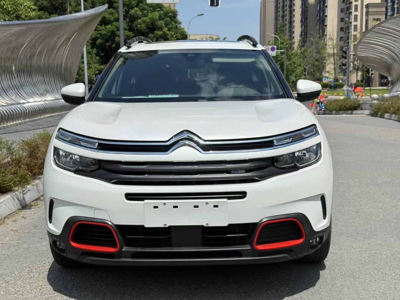 二手天逸C5：法系“魔毯”真香，但保值率会让你哭出声 兄弟们，说到法系车，网