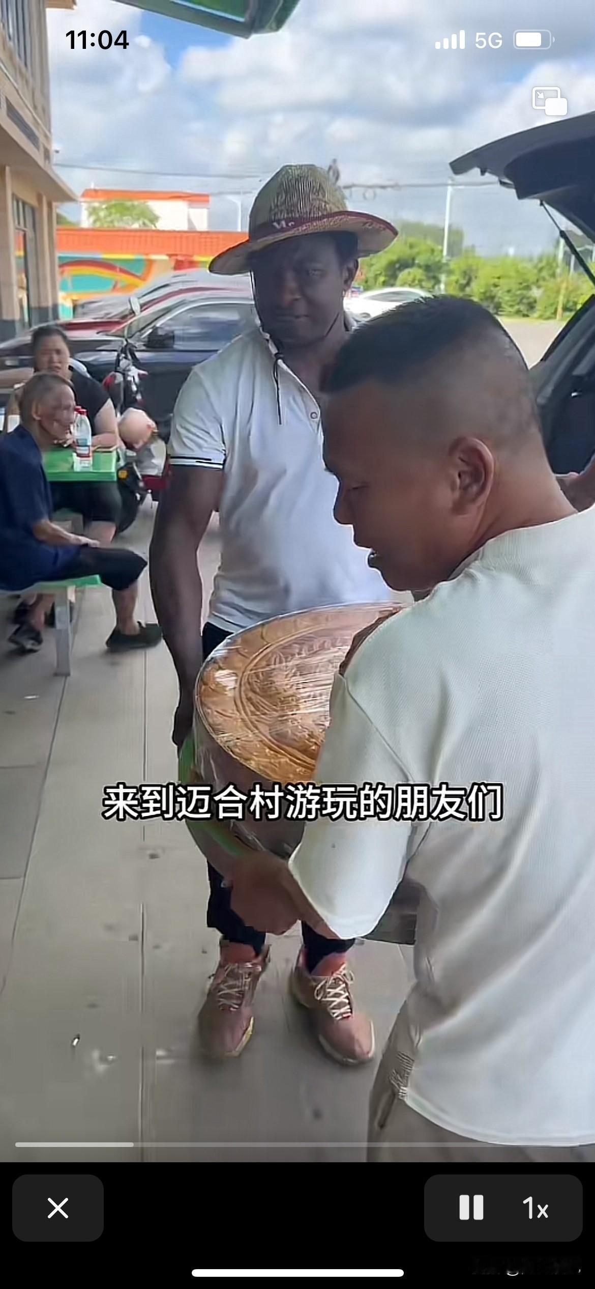 全红婵爸爸开超市会亏本咯，很多游客太不厚道了，免费试吃百香果、月饼、水果。游客贪