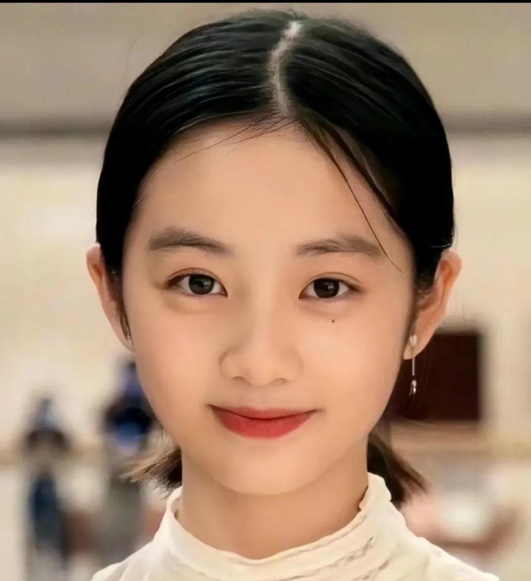 黄磊女儿黄多多惊艳亮相《人鱼》！5月11日，据大皖新闻，由程耳执导、王一博主演