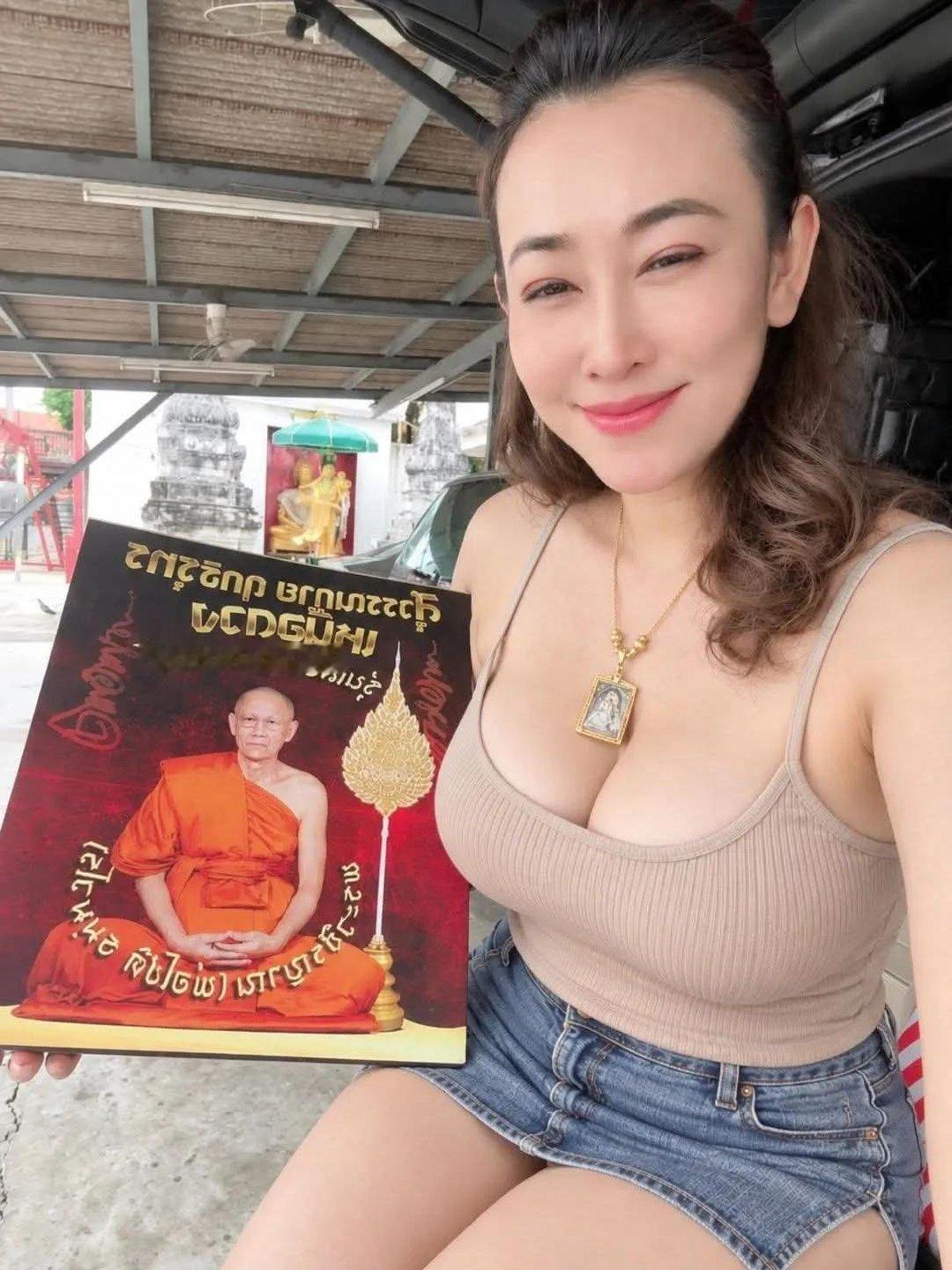 泰国佛牌圈挺有名的“大师”阿赞初被抓了，罪名是涉嫌侵吞寺庙9200多万泰铢，部分钱还疑似转给了跟他关