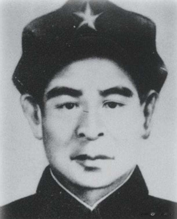 1937年，红九军军长孙玉清被俘，他化名“陈泽功”自称是通信员。眼看就要蒙混过关