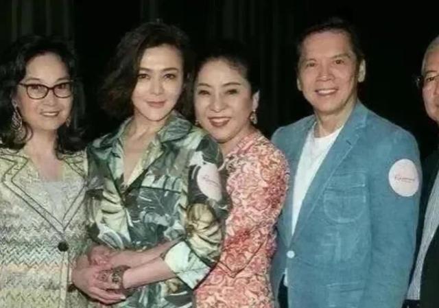 1989年，向华强和关之琳拍戏的时候，花300万给关之琳送了钻石项链，两个人的绯