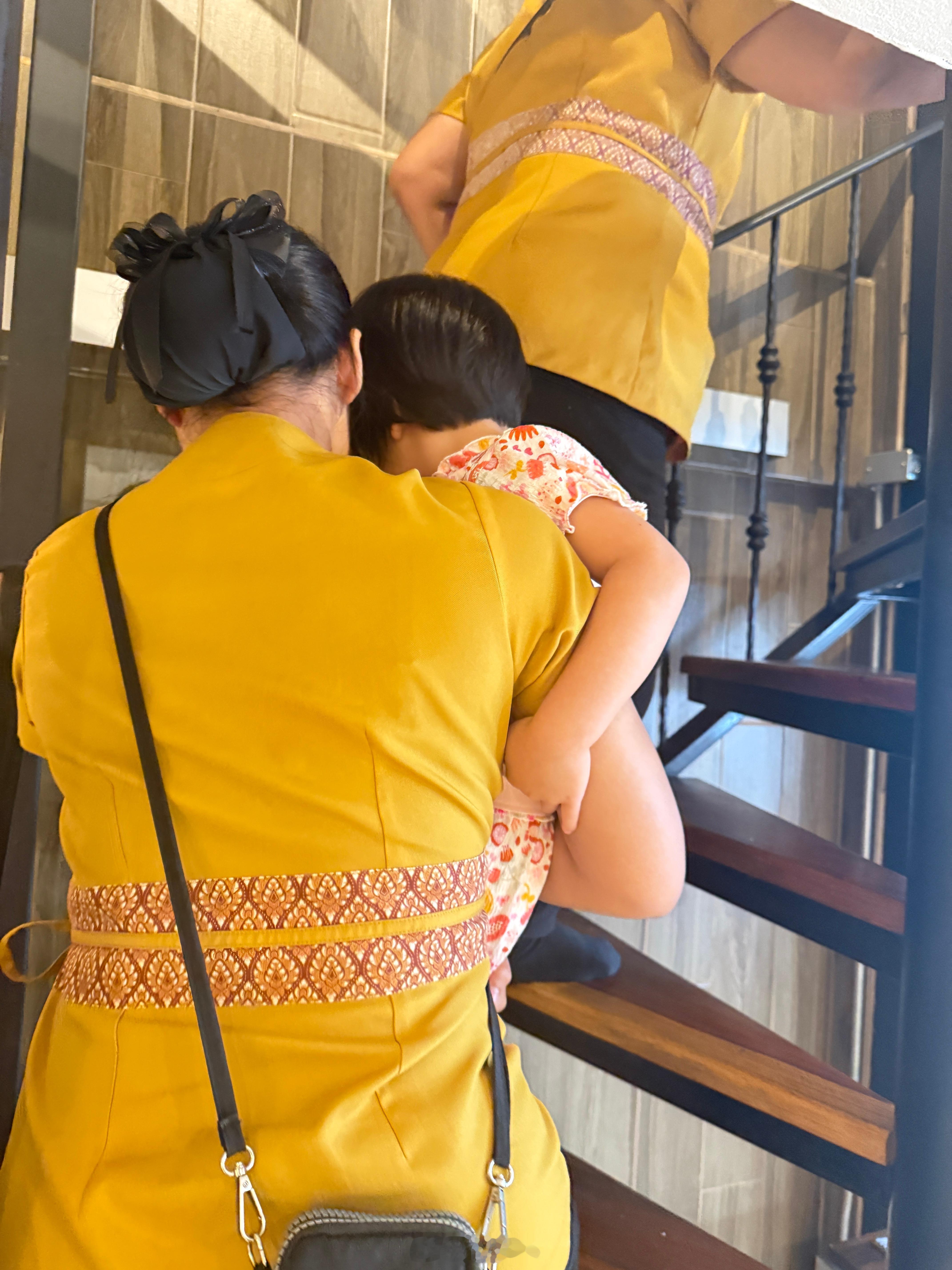 来按摩了笑死居然还有小孩按摩
