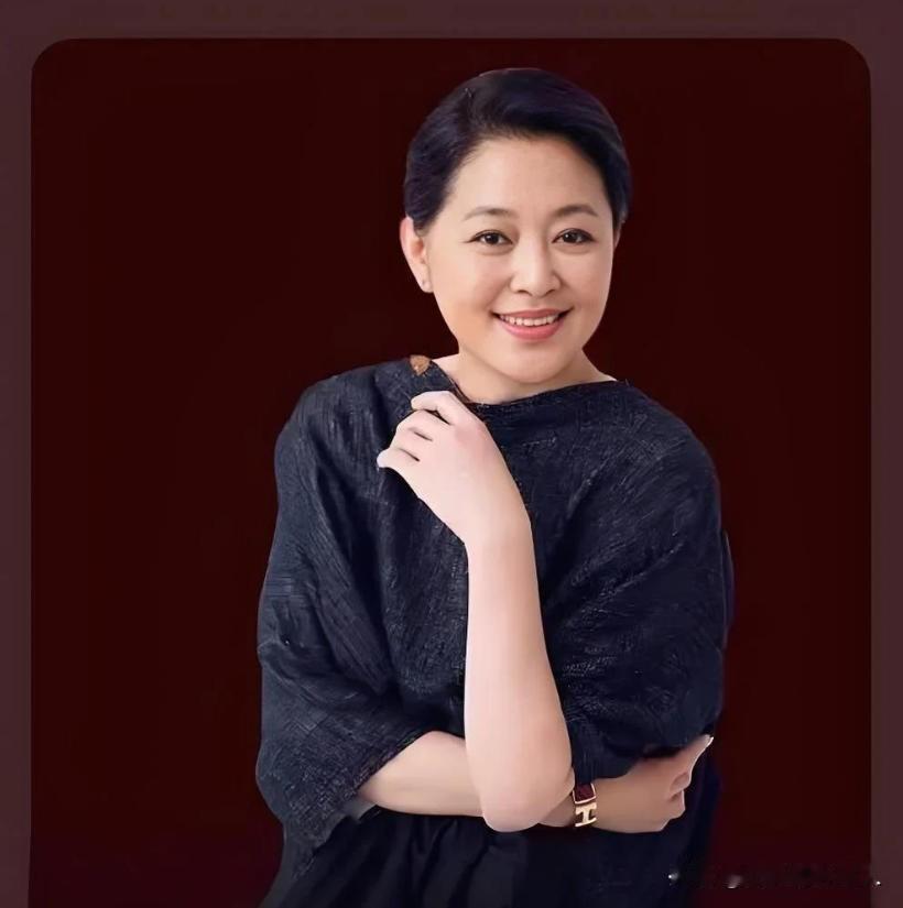 倪萍说母亲今年94岁了，每天还走7000步。她说妈妈的长寿秘诀就是吃的太丰富了，