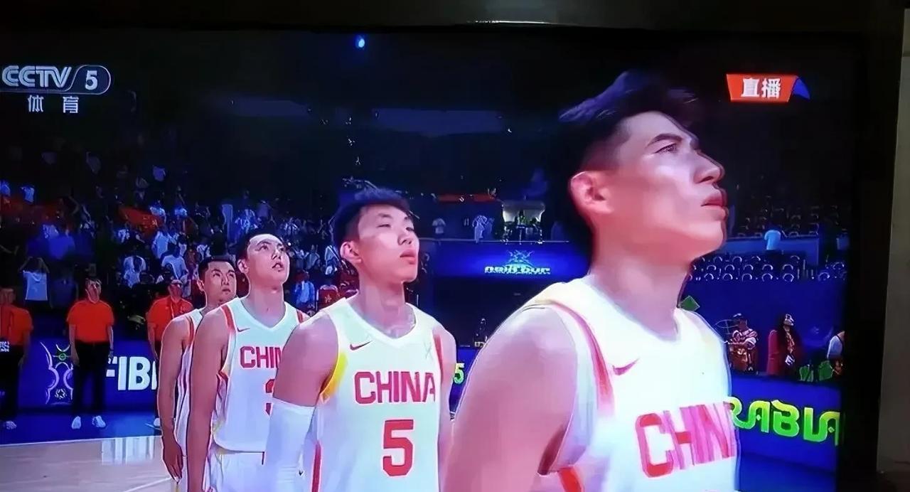 全场最后还剩下38秒，中国队领先沙特5分球，中国队的球权。程帅澎着急忙谎的投个鸡