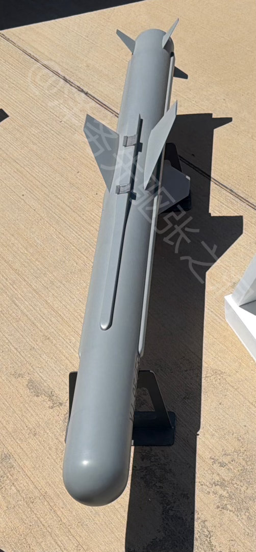 还有件值得欣喜的事情向大家汇报，YJ-9系列轻型空舰导弹现在有第二代产品了！此前