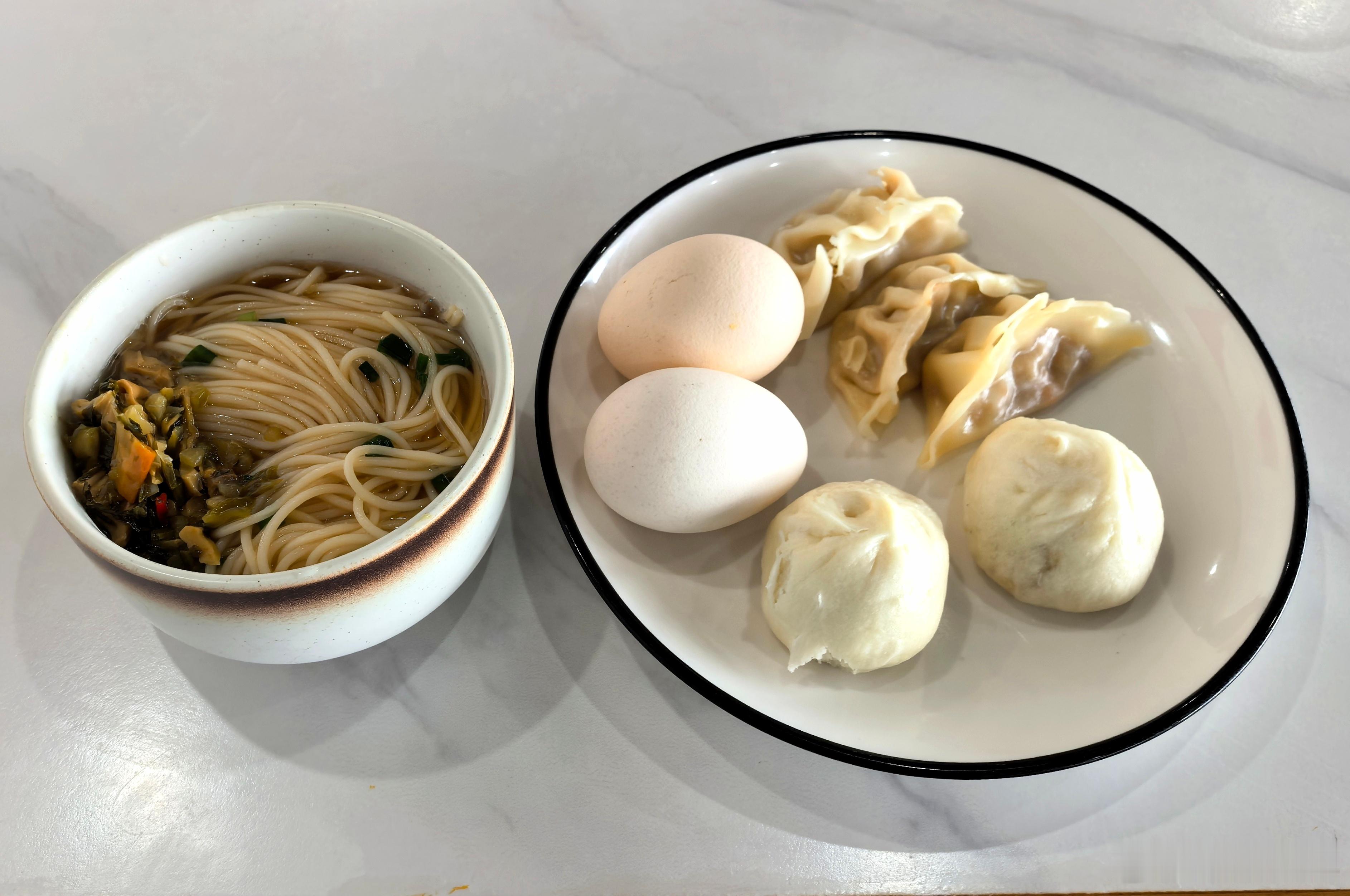 来吃饭啦，吃完这一餐团建就结束了，回去继续拍摄，加油！​​​