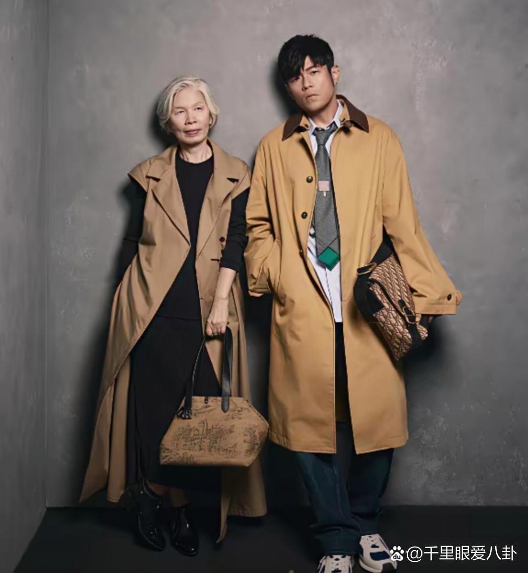 周杰伦和妈妈的时尚照。