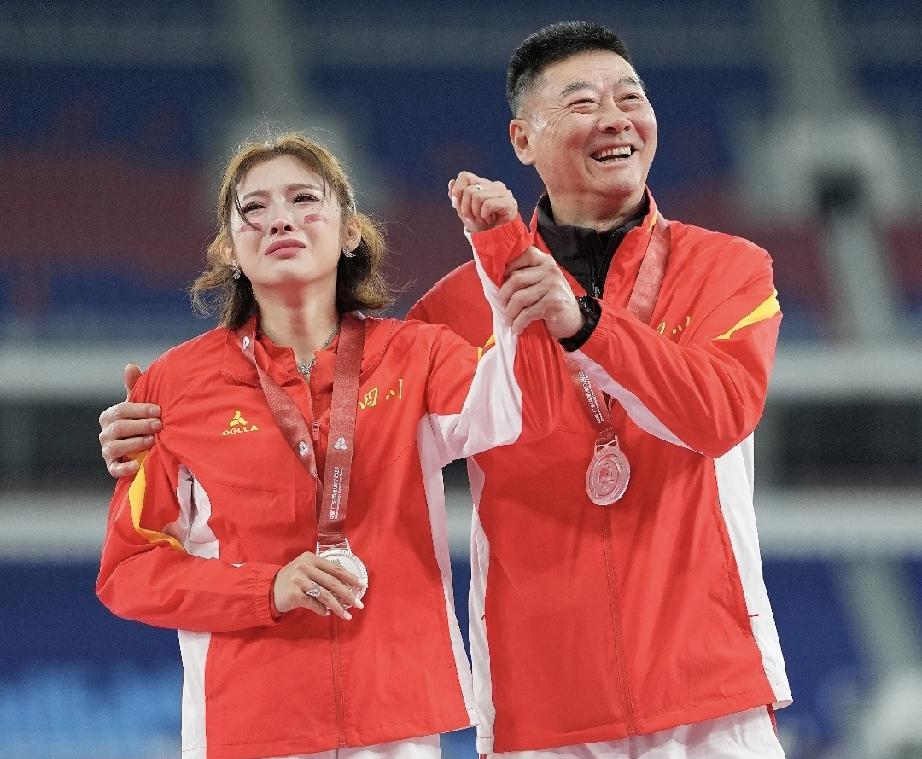 吴艳妮哭了，泪洒赛场，整个人哭的稀里哗啦，全运会比赛她获得了亚军，刘景扬夺得冠军