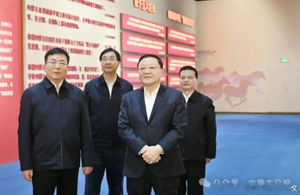 10月7日，自治区党委书记、人大常委会党组书记王伟中来到内蒙古展览馆参观主题展。
