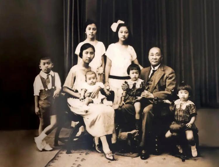 1920年，南洋“糖王”黄仲涵不顾正妻魏明娘的强烈反对，执意将一房又一房的姨太太