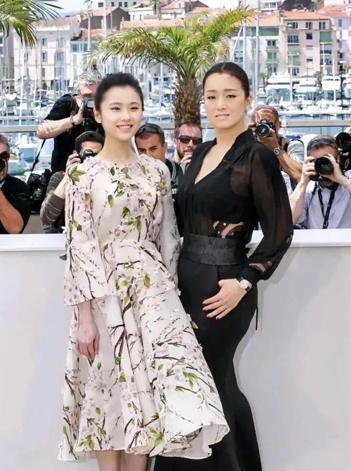 总有人说巩俐长得好看，其实不管在什么场合，什么样的装扮她都是一般般，只是有气质。