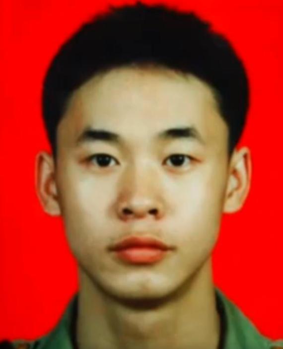 1995年，一个19岁的解放军男孩坐公交车回部队。途中车没油了，司机停下车去加油