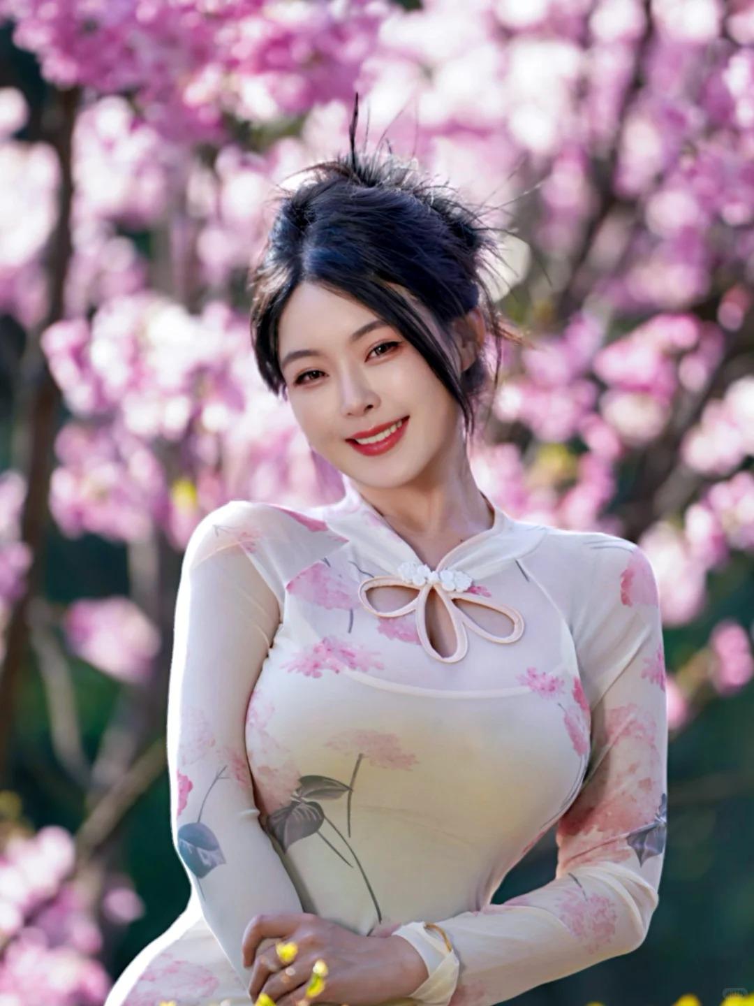 天与海棠花有个约会📝。春风轻拂，一树海棠缀满枝头，粉白相间的花瓣缀着细碎晨光，