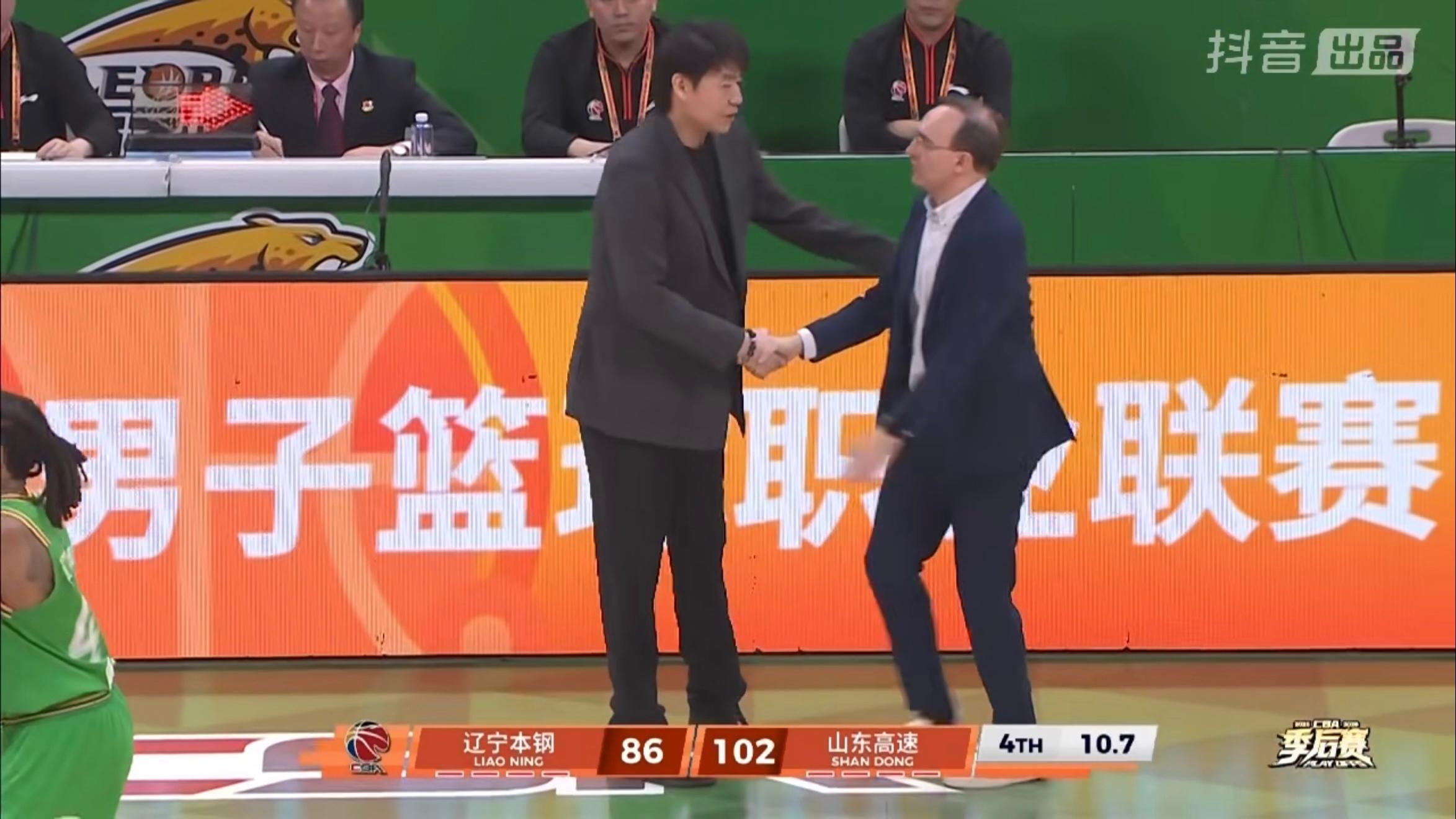 也是客场赢球，山东高速击败辽宁本钢，系列赛总比分1-1。山东男篮6人得分上双，复