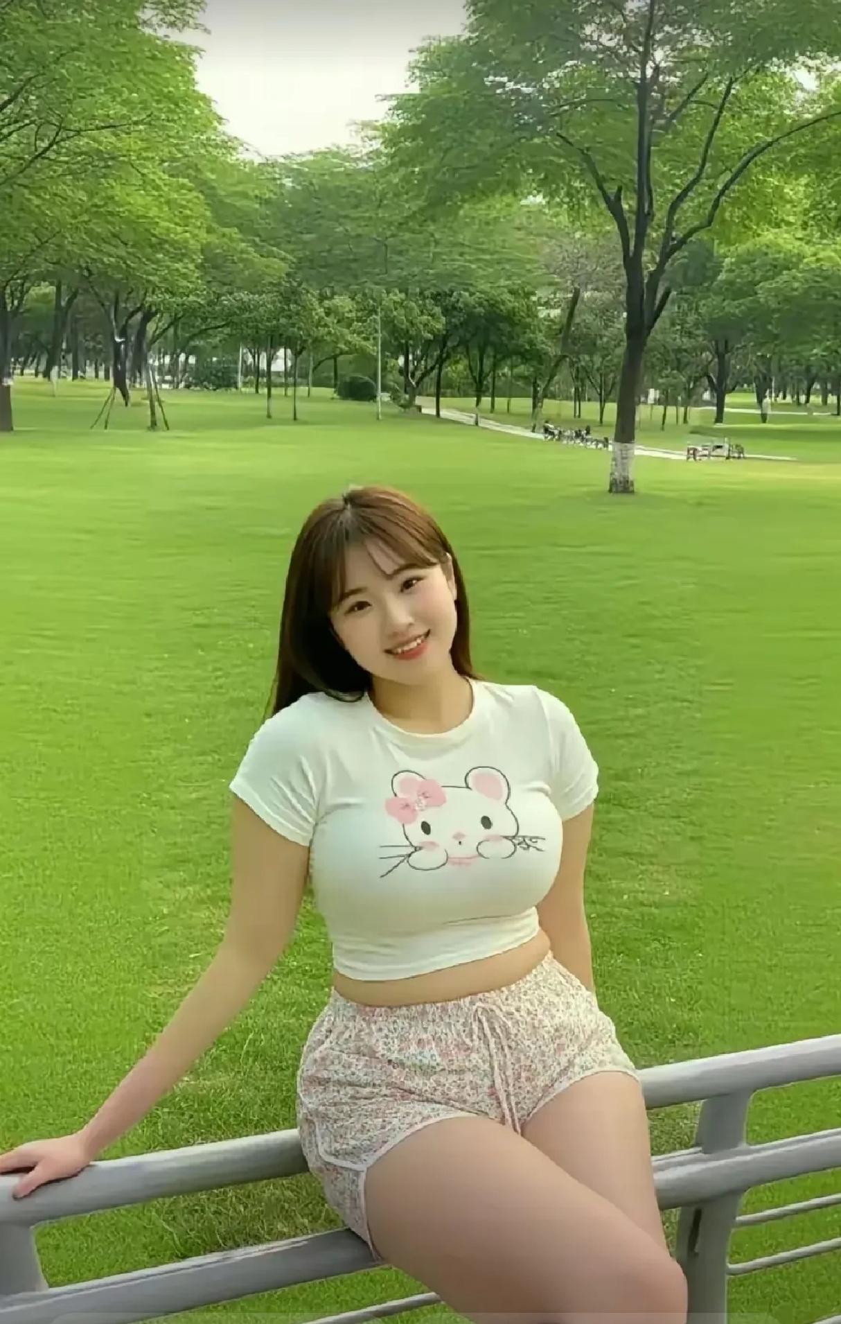 阳光明媚的公园里，可爱的女孩与萌宠相伴，享受美好时光。🌞🐭💕甜系萌宠照