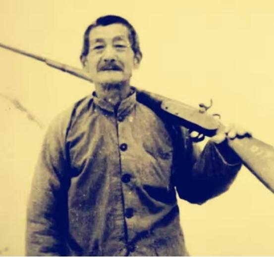 1945年4月28日，河南西峡县伏岭村，60岁的老农吕永太正像往常一样在地里干农