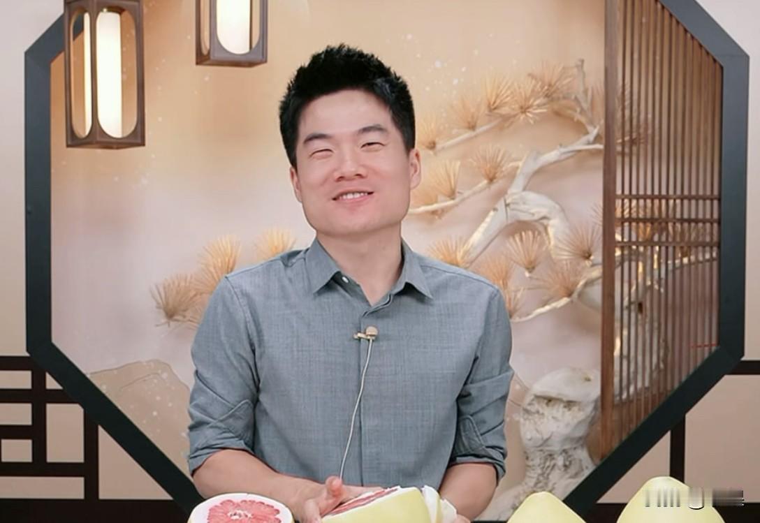董宇辉也不怕被打他妈妈买了一箱鹌鹑蛋大小的猕猴桃他在旁边幸灾乐祸[笑着哭]结