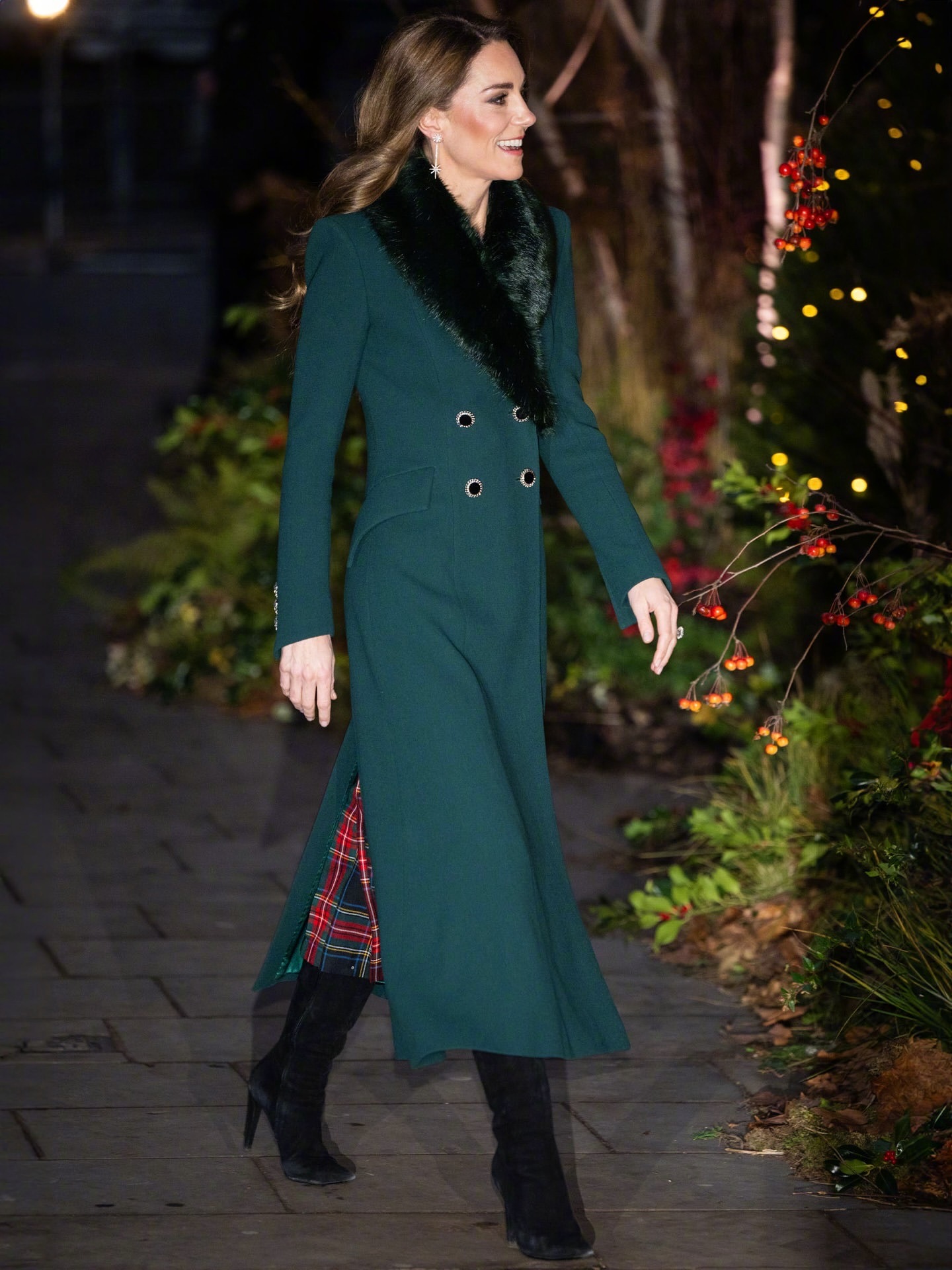 当地时间12月5日，🎄凯特王妃携全家亮相威斯敏斯特教堂，参加她主持并录制了她