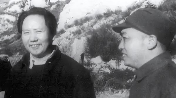 1965年，彭德怀一边抽烟，一边固执地对毛泽东说道：“我还是回乡当我的农民好，你