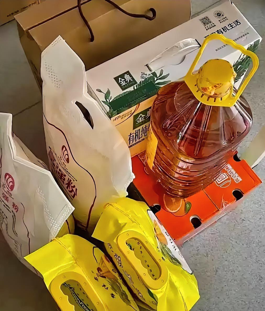 要过年了，送礼这事我劝中青年朋友一句：别再送长辈那种“面子货”了。包装挺大气