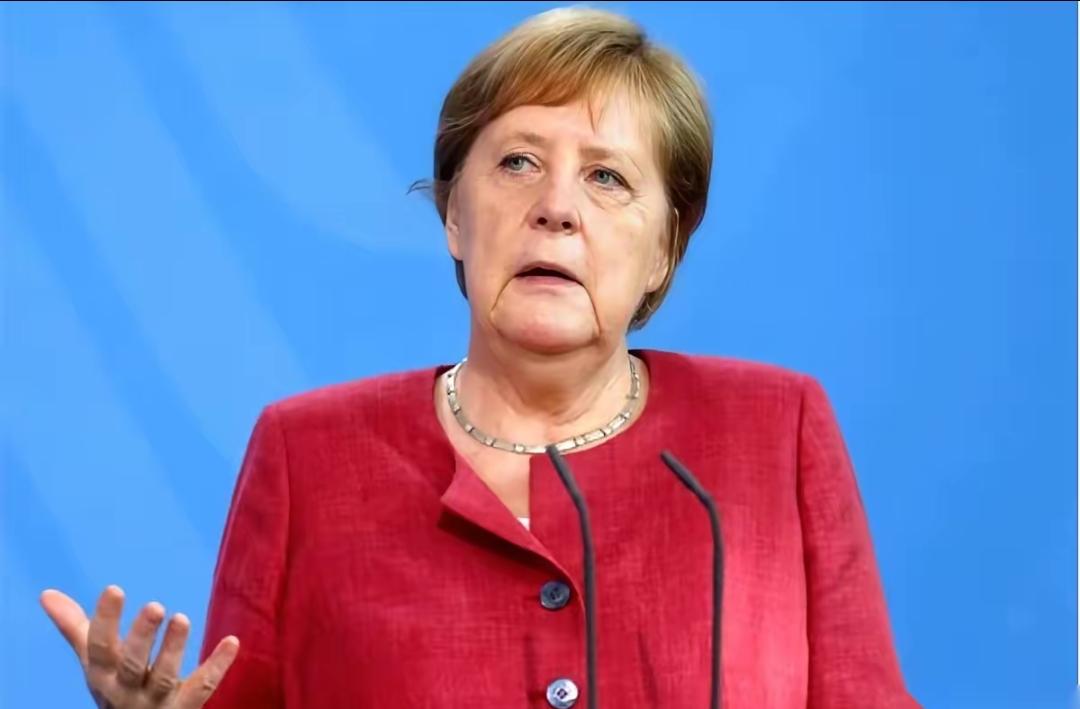 “退休几年的默克尔，突然露面了。一开口，就给整个欧洲划了三条线。第一，不许主动