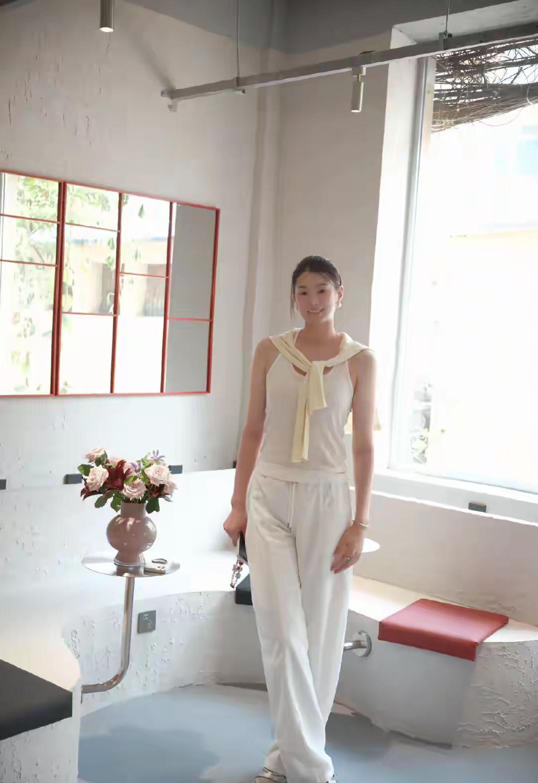 她是女排一枝花，手握两个亚洲冠军，为中国女排立下过汗马功劳，如今已淡出赛场，气质