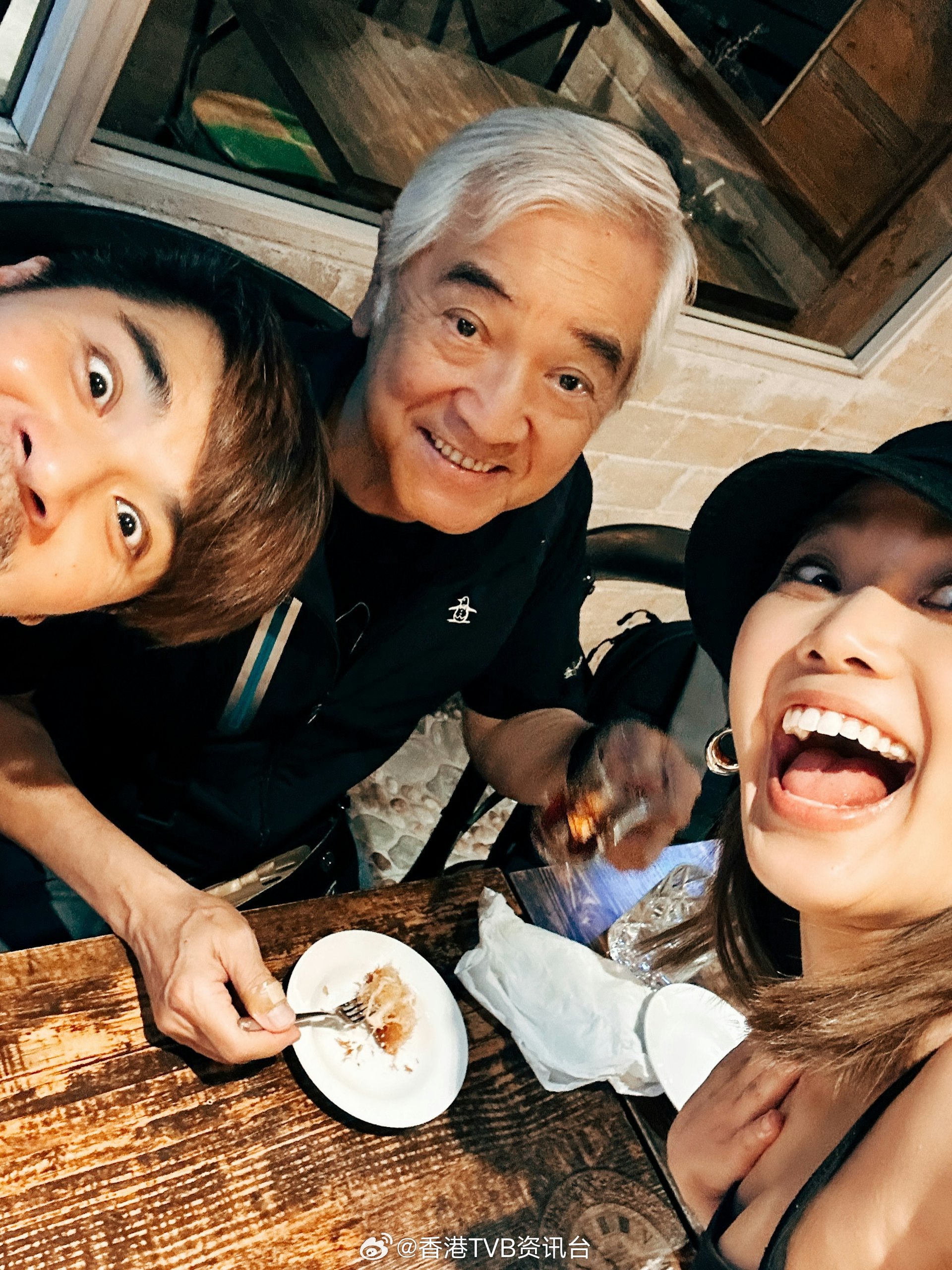 秦沛八十一岁生日姜丽文晒温馨合照，刚升级爷爷身体硬朗，日常开心度日秦沛上月刚迎来