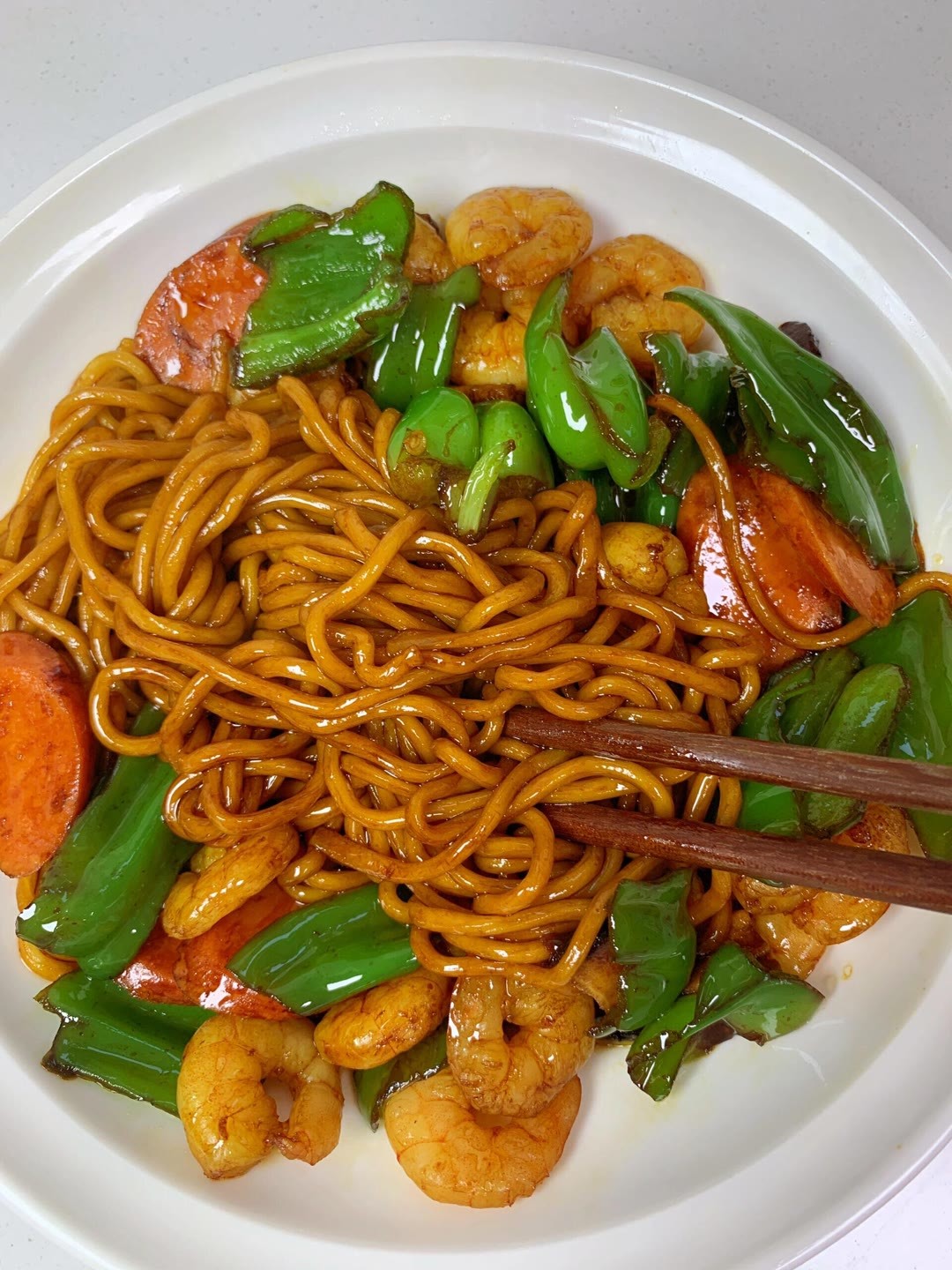 青椒虾仁炒面这样做，虾仁Q弹脆爽，面条裹满酱汁，晚餐夜宵都适合，全家都爱吃！我的