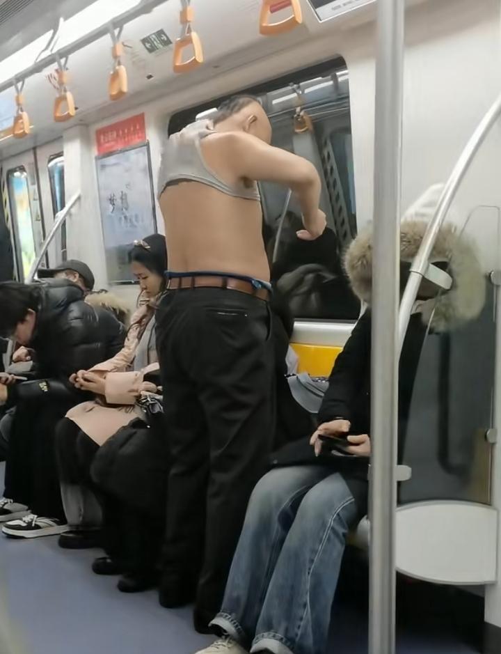 网友们众筹一件衣服给大爷吧东北的地铁上偶遇一位穿着“清凉”的老大爷，小背心只盖