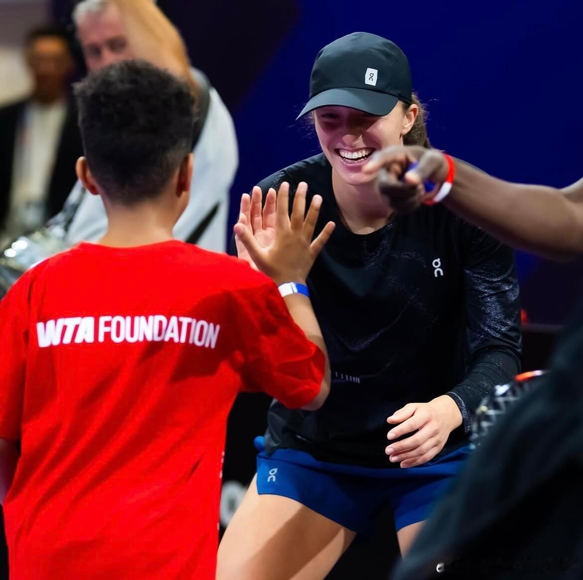 斯瓦泰克🇵🇱在利雅得聚头加西亚🇫🇷加西亚美网之后已经退役，她也是2022