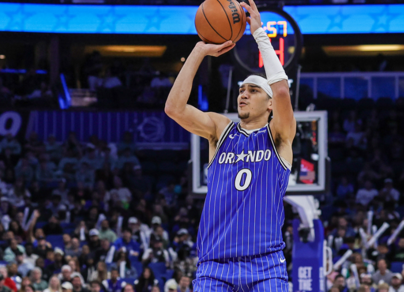 魔术的布莱克休赛期可以弄过来魔术班瓦两人都是5000w的多年顶薪，贝恩花大