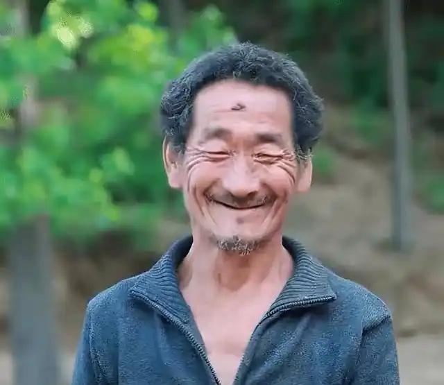 1991年，河南单身汉丁金栓在草丛捡回个被扔掉的残疾弃婴，顶着全村人的嘲笑把孩子