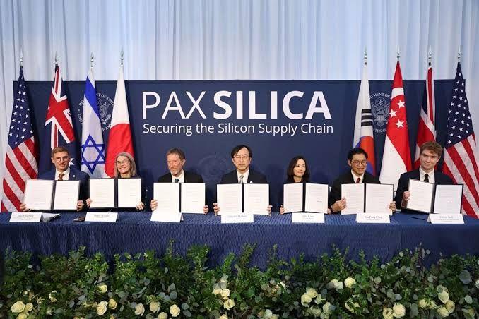 美国这是要逼全球"二选一"了。路透社刚曝出来：美国国务院正在准备给数十个国家发