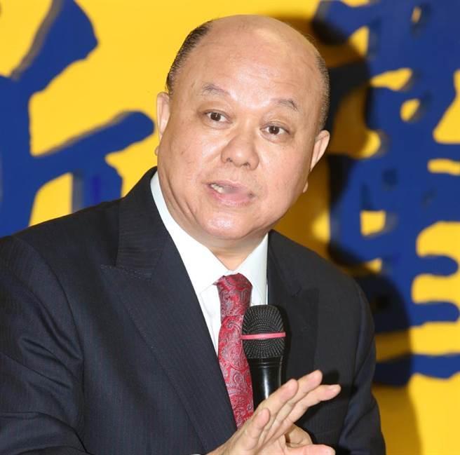 绿营抓到了郑丽文把柄！拼命给她扣红帽子。李胜峰这话说得在理。郑丽文去马