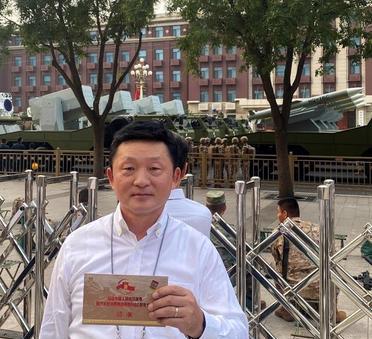 这是抗战名将孙立人的次子孙天平受邀第二次观礼。孙立人将军是文武全才。他曾是清华大