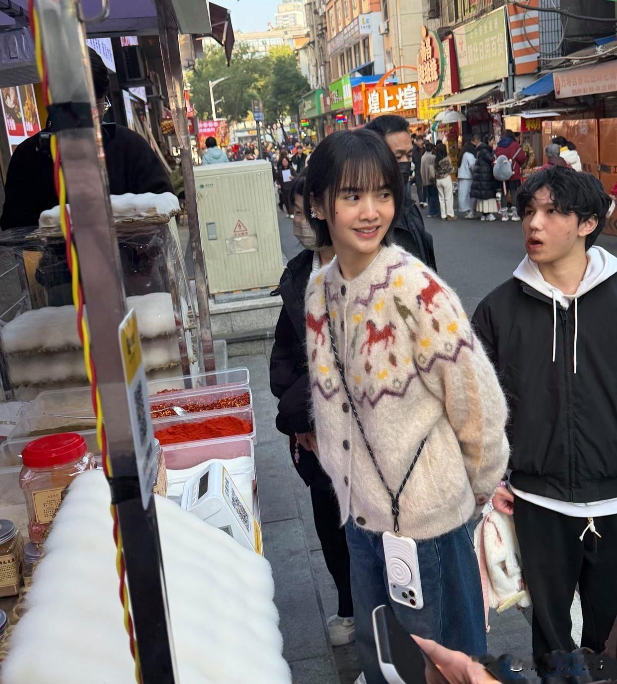 杨丞琳在南昌珠宝街探店被偶遇，网友评论:真人也就那样。没有舞台上精致的妆容以