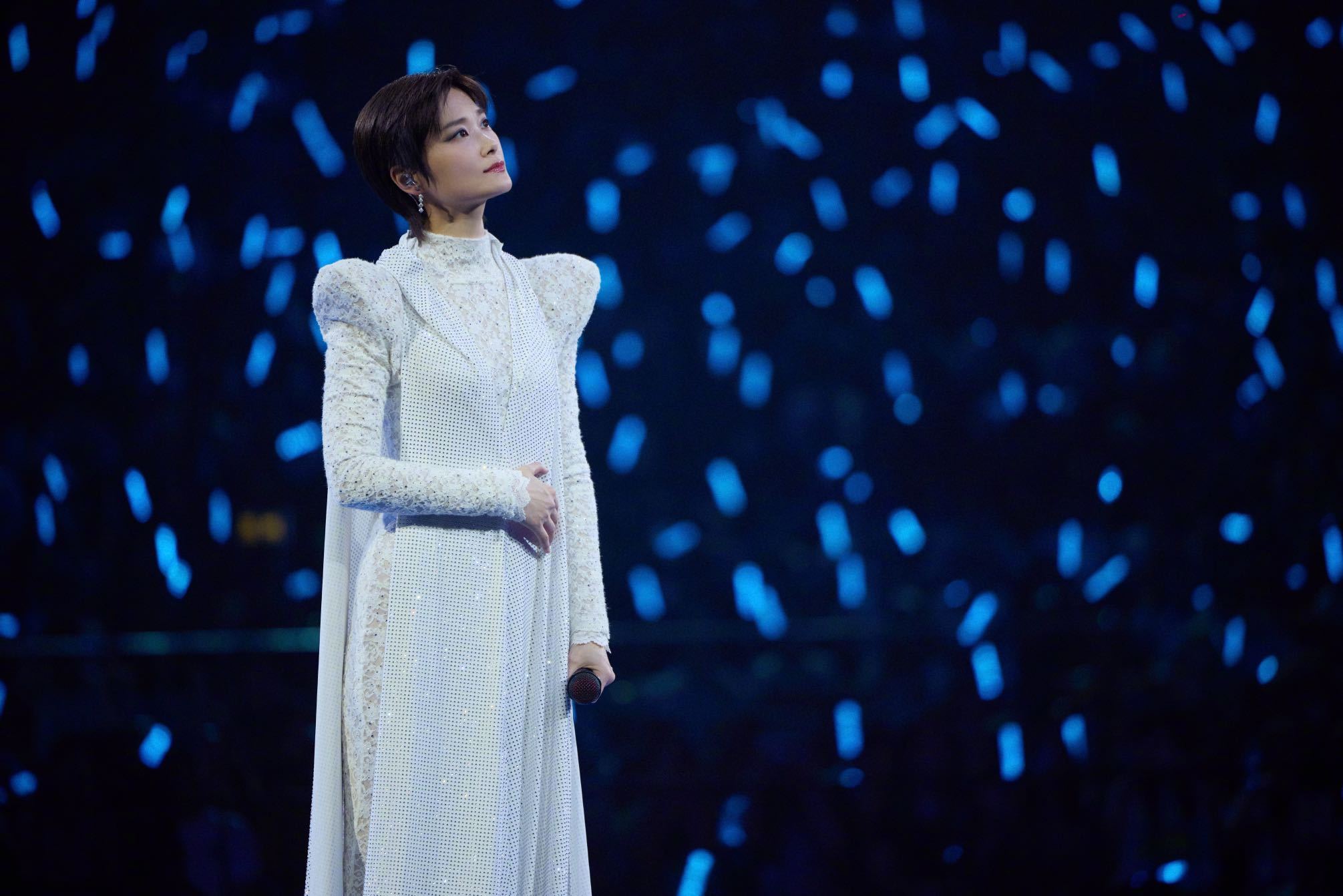 李宇春把时装周搬到演唱会现场李宇春把演唱会变成了时装周，每首歌都像是一场时尚秀