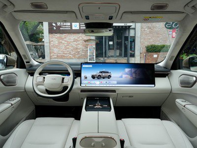 领克900领克900作为今年全新旗舰大型SUV，整车外观气场十足，设计辨识度很高