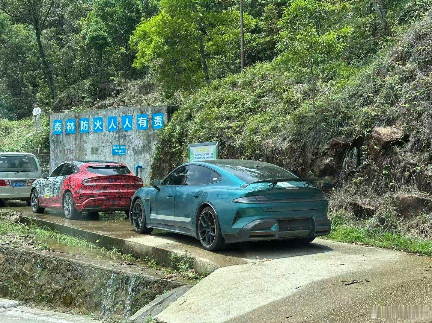 群里看到阿斯顿·小米yu7在南昆山做路试，是不是在开发跑山模式呢？[滑稽笑]有