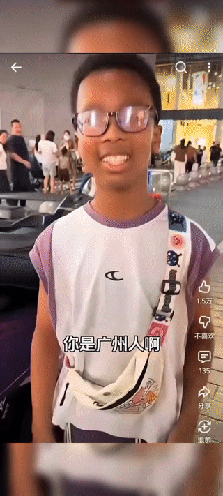 这个小男孩是一名中非混血小孩。他说自己是地道的广州人？会说一口非常流利的普通