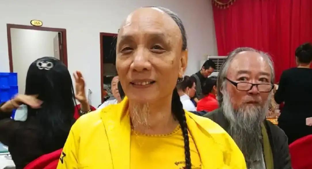 “把故宫还给我家”！2005年，多尔衮10世孙在火车站大闹，要求国家归还故宫。