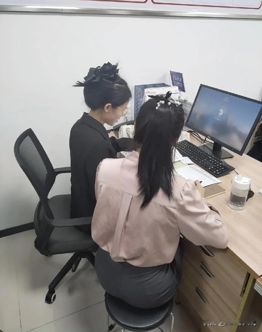 今天参加了一个企业如何规避用人风险的讲座，是一位专攻劳动纠纷领域的律师主讲的，她