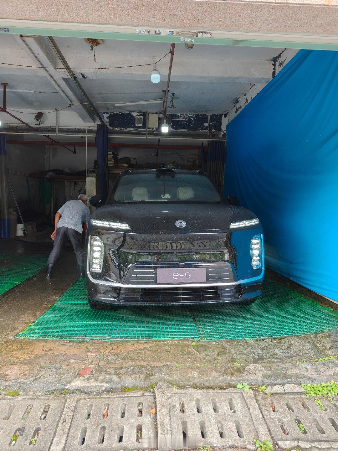 来给蔚来es9洗洗车，等会开它出门#蔚来es9#​