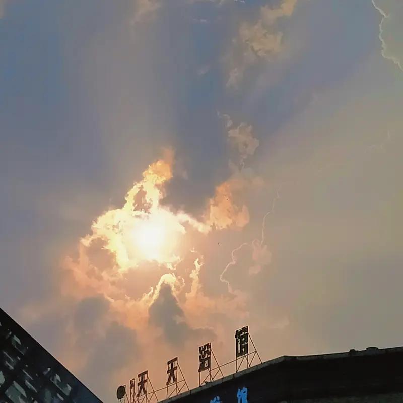 人的命运天注定，我不太同意。就拿我知道的例子来说，小姨家表弟，小时候成绩一般还淘