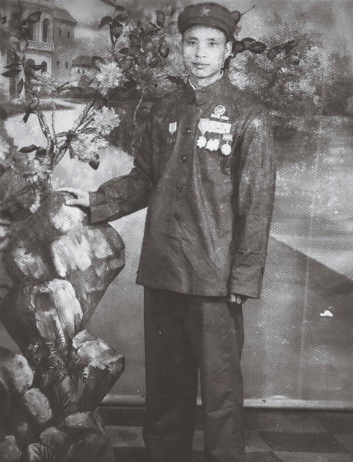 1951年，一志愿军战士拿着刚缴获的美式重机枪，向敌人射击却发现怎么都打不中，危